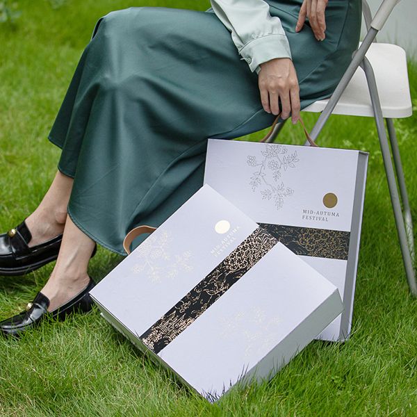 Magnetic Lid Gift Box with Handle - Image 6