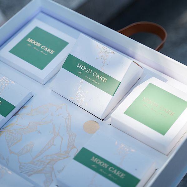 Magnetic Lid Gift Box with Handle - Image 2