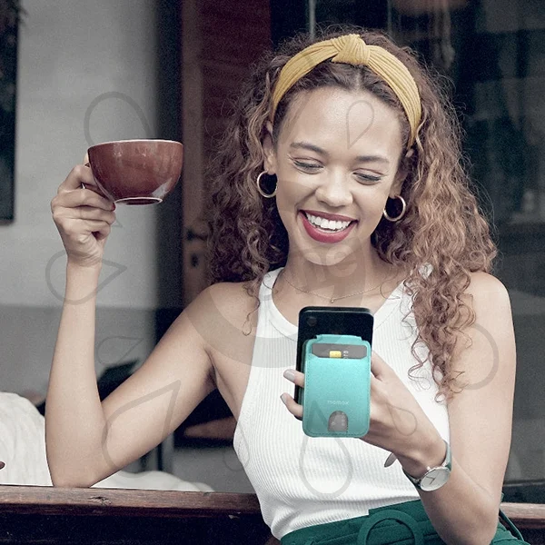 Momax 1-Wallet Magnetic Stand Card Holder - Image 8